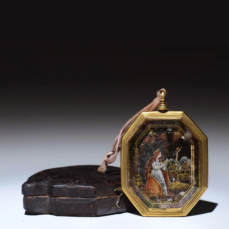 Rare Italian devotional pendant depicting St. Francis and St. Claire of Assisi in verre eglomise from Milan in the early 16th century